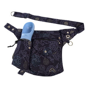 Nijens Gassi-Tasche in Lila mit eingesetzter blauer Hundetrinkflasche im Flaschenhalter