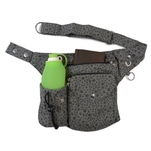 Vorderansicht der Gassitasche Brandenburg mit eingesetzter Hundetrinkflasche im seitlichen Flaschenhalter – bereit für unterwegs.