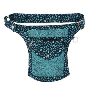 Vorderseite der Gassi-Tasche aus Canvas mit mintfarbenem Pfotenmuster und Paisley. Nijens Shop