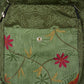 Nahaufnahme: Gassi-Tasche Stoff Olivgrün mit Blumenmuster.