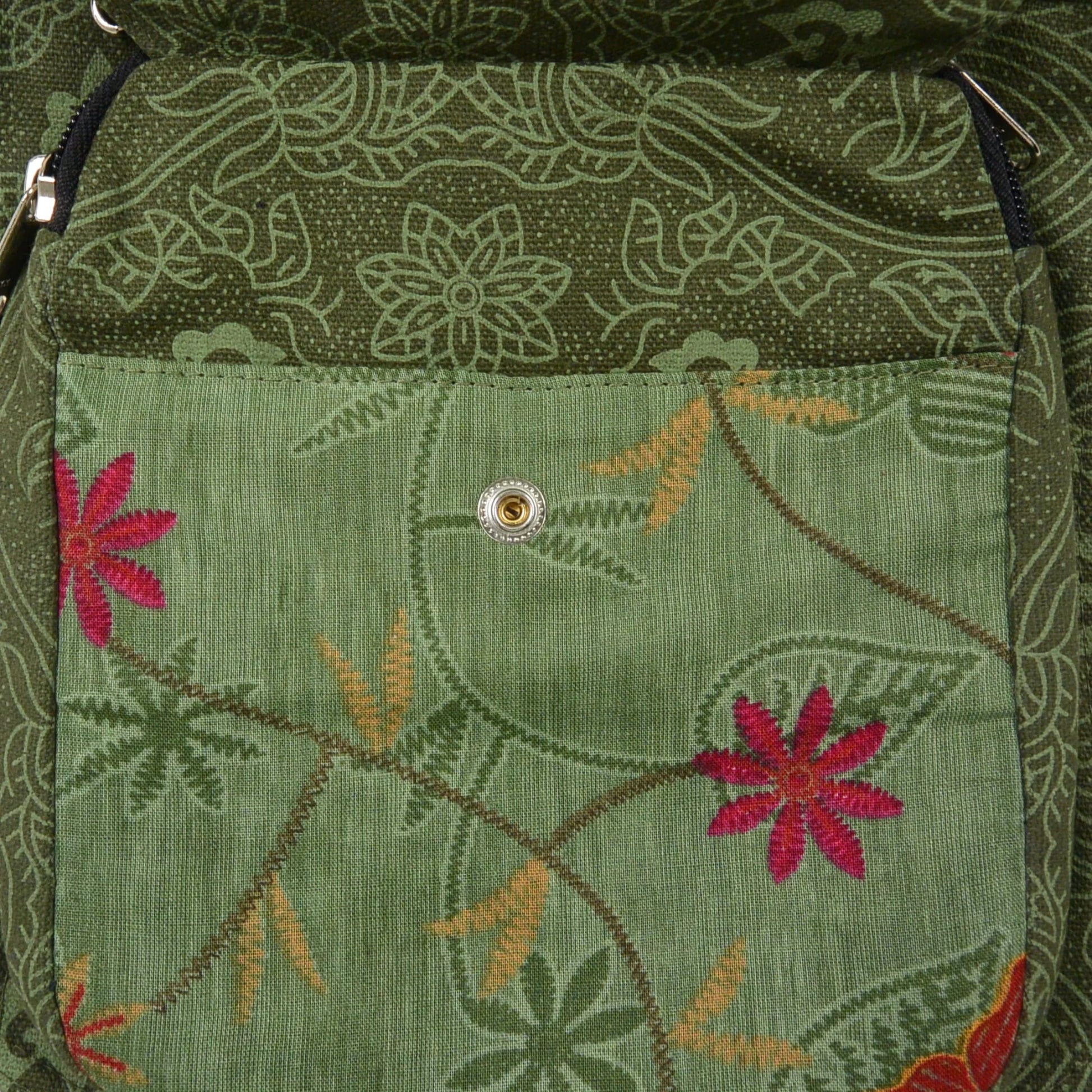 Nahaufnahme: Gassi-Tasche Stoff Olivgrün mit Blumenmuster.