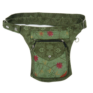 Gassi-Tasche Stoff Olivgrün mit Blumenmuster.