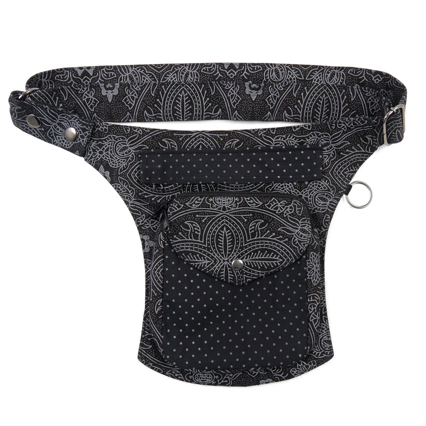 Bauchtasche aus schwarzem Baumwollstoff mit weißem Ethno-Muster und Punkten, Vorderansicht mit mehreren Fächern und D-Ring