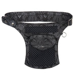 Bauchtasche aus schwarzem Baumwollstoff mit weißem Ethno-Muster und Punkten, Vorderansicht mit mehreren Fächern und D-Ring