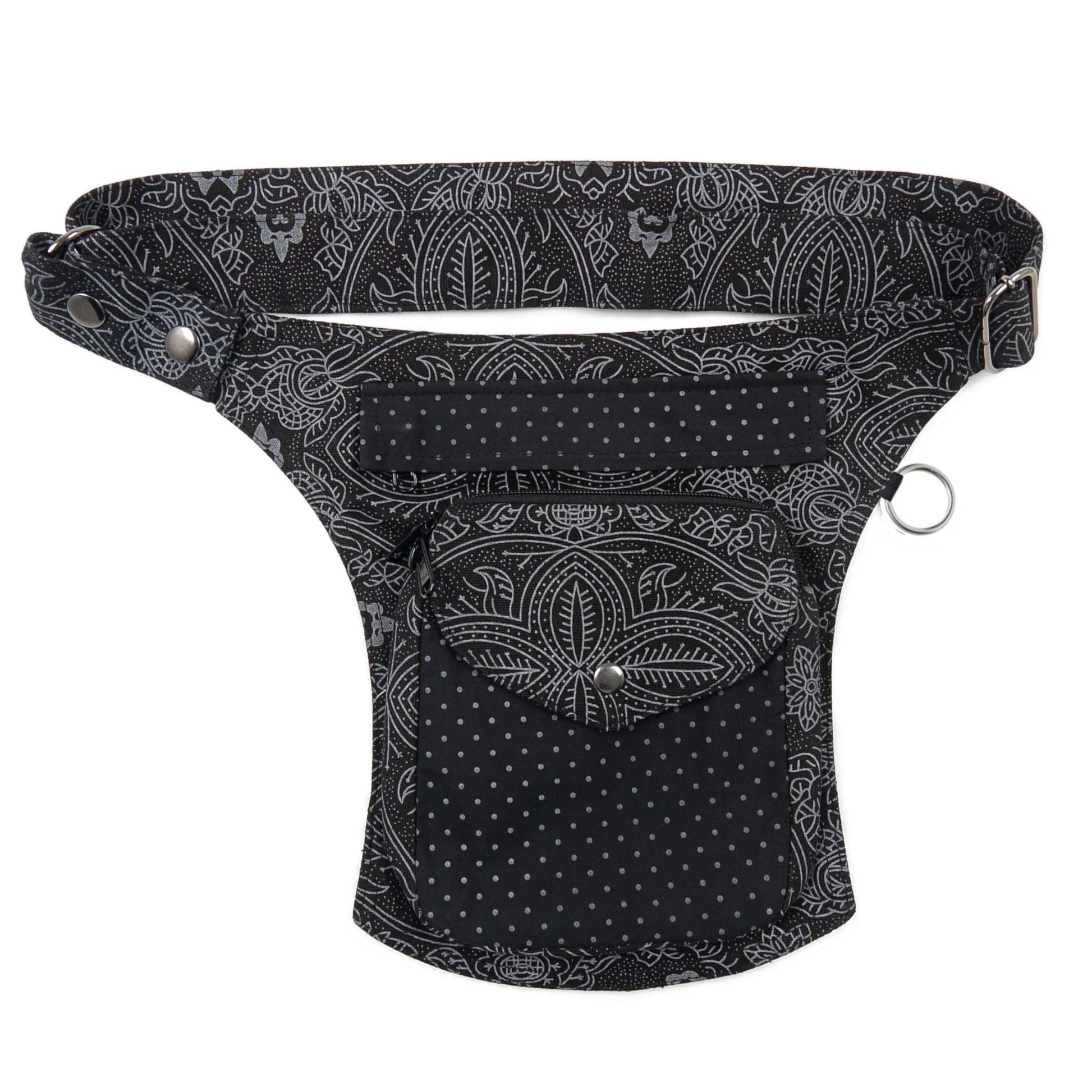Bauchtasche aus schwarzem Baumwollstoff mit weißem Ethno-Muster und Punkten, Vorderansicht mit mehreren Fächern und D-Ring