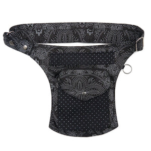 Bauchtasche aus schwarzem Baumwollstoff mit weißem Ethno-Muster und Punkten, Vorderansicht mit mehreren Fächern und D-Ring