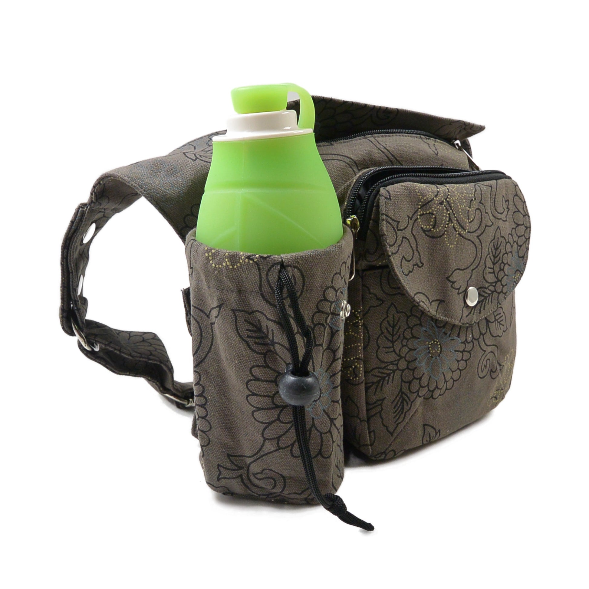 Gassi-Tasche in Grau mit eingesetzter grüner Hundetrinkflasche im Flaschenhalter