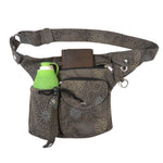 Nijens Gassi-Tasche in Grau mit eingesetzter grüner Hundetrinkflasche im Flaschenhalter