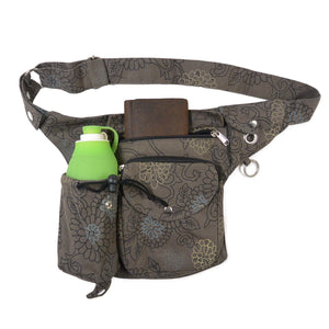 Nijens Gassi-Tasche in Grau mit eingesetzter grüner Hundetrinkflasche im Flaschenhalter