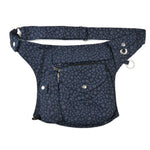 Gassi-Tasche aus Canvas mit dunkelblauem Pfotenmuster – mit Flaschenhalter & Leckerlifach
