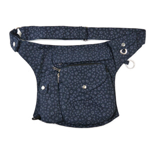 Gassi-Tasche aus Canvas mit dunkelblauem Pfotenmuster – mit Flaschenhalter & Leckerlifach