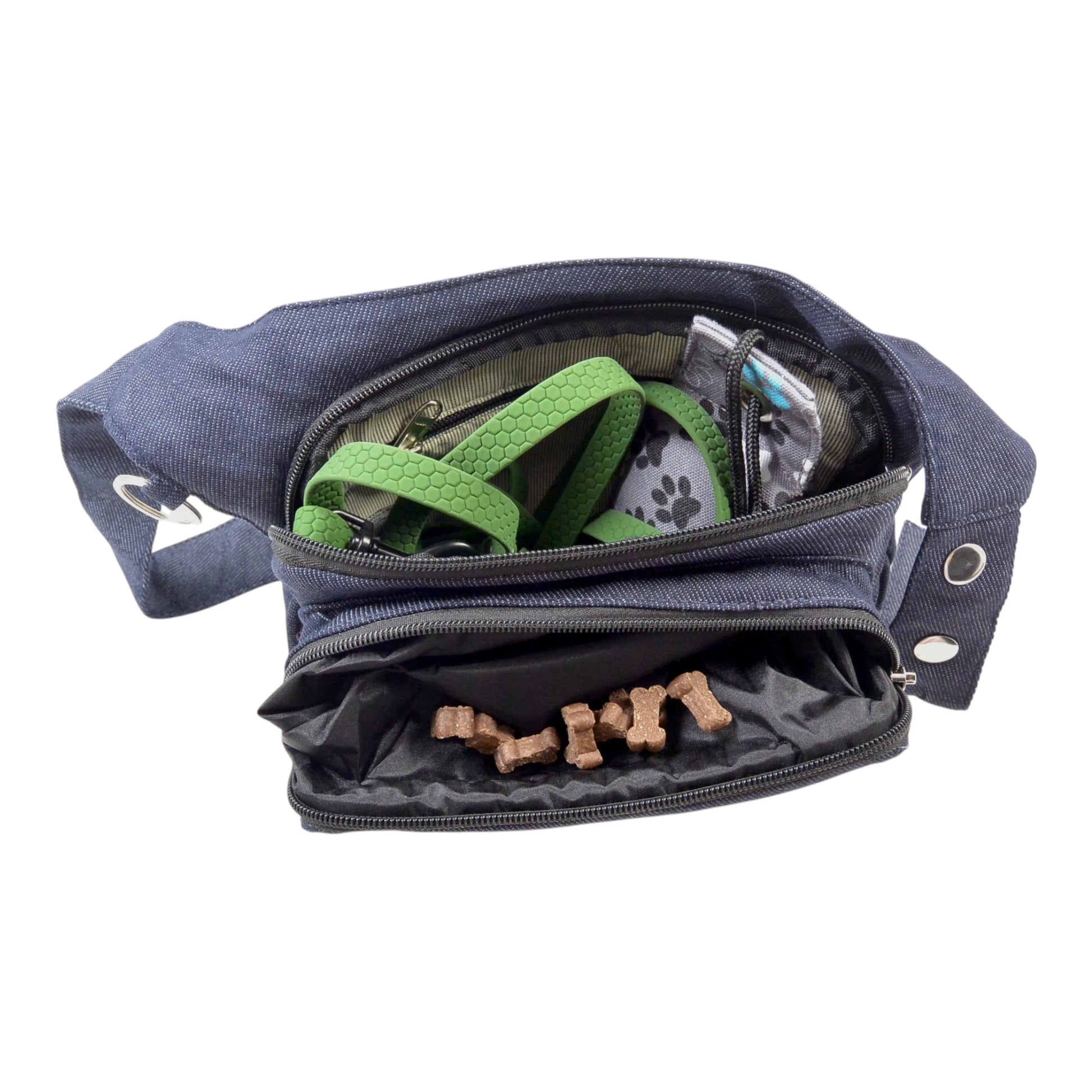 Gassi-Tasche Frankfurt aus dunkelblauem Denim – Innenansicht mit Leckerlifach und Hundezubehör