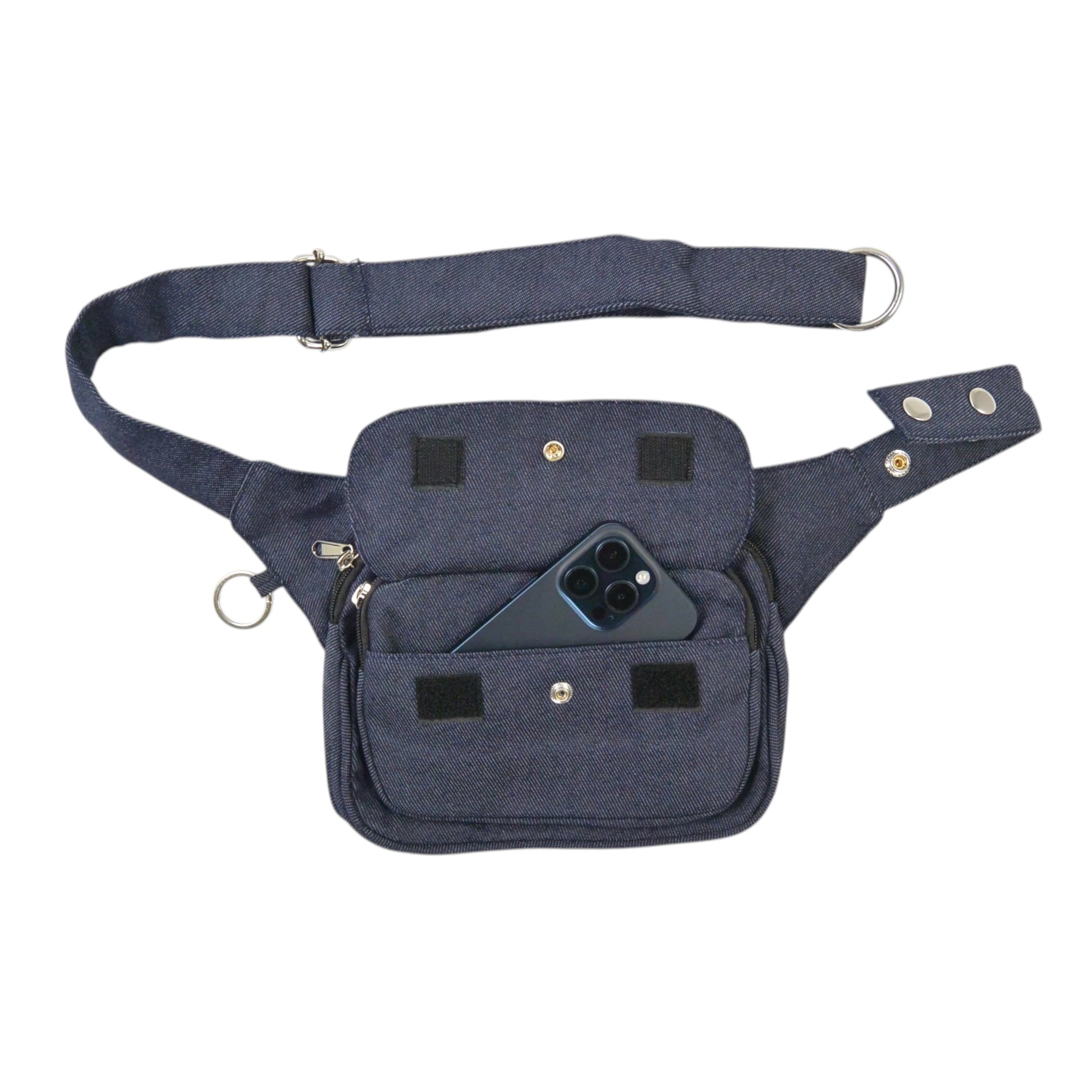 Gassi-Tasche Frankfurt aus Denim – geöffnetes Frontfach mit Einsteckfach für Smartphone