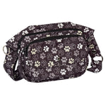 Wasserdichte Gassi-Tasche in schwarz mit großen Pfoten-Prints. 5 Fächer, Leckerli-Fach und Hüftgurt – ideal für stylische Hundespaziergänge. Nijens Shop