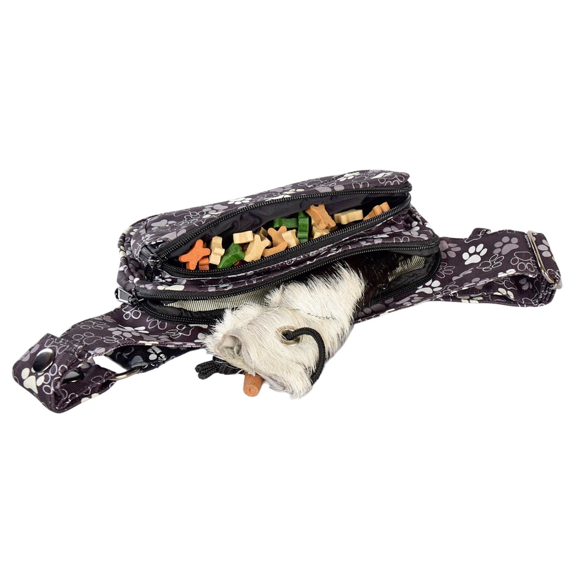 Geöffnete, wasserdichte Gassi-Tasche in Schwarz mit großen Pfoten-Prints zeigt ein separates Fach für Leckerlis und eines für Schlüssel oder Hundespielzeug. 