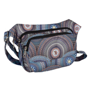 Nijens Hüfttasche aus Polyester mit Mandala-Muster in Blau, Seitenansicht mit sichtbaren Reißverschlüssen und Metallring.