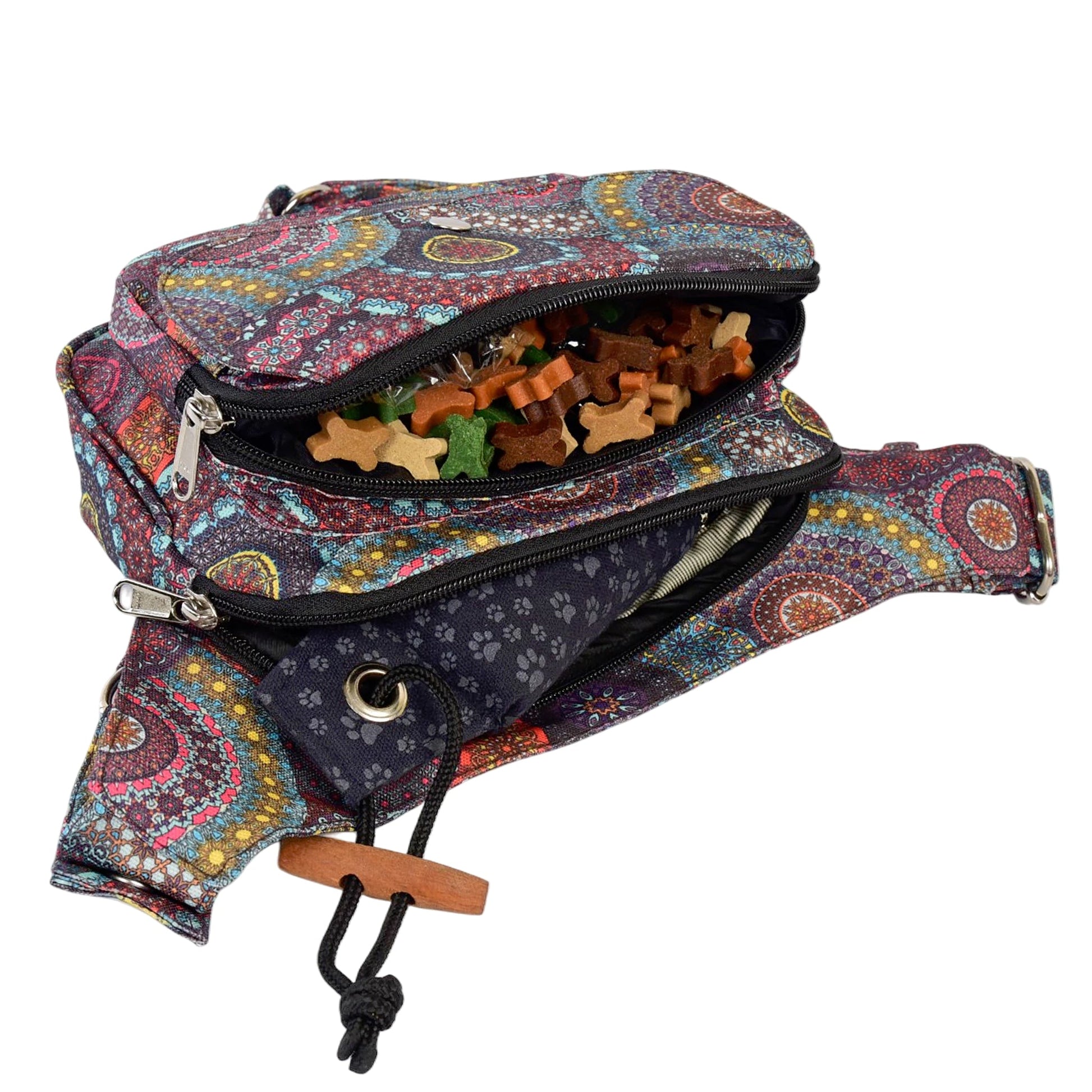Geöffnete, wasserdichte Gassi-Tasche mit Mandala-Design in bunten Farben, zeigt ein separates Fach für Leckerlis und eines für Schlüssel oder Hundespielzeug. 
