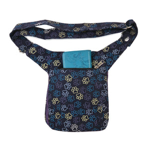 Rückseite der Gassi-Tasche von Nijens mit Reißverschlussfach und Smartphone – Muster mit Pfoten.