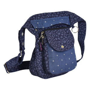 Nijens Gassi-Tasche in Dunkelblau mit kleinen Pfotenabdrücken – ideal für Hundespaziergänge. Seitenansicht.