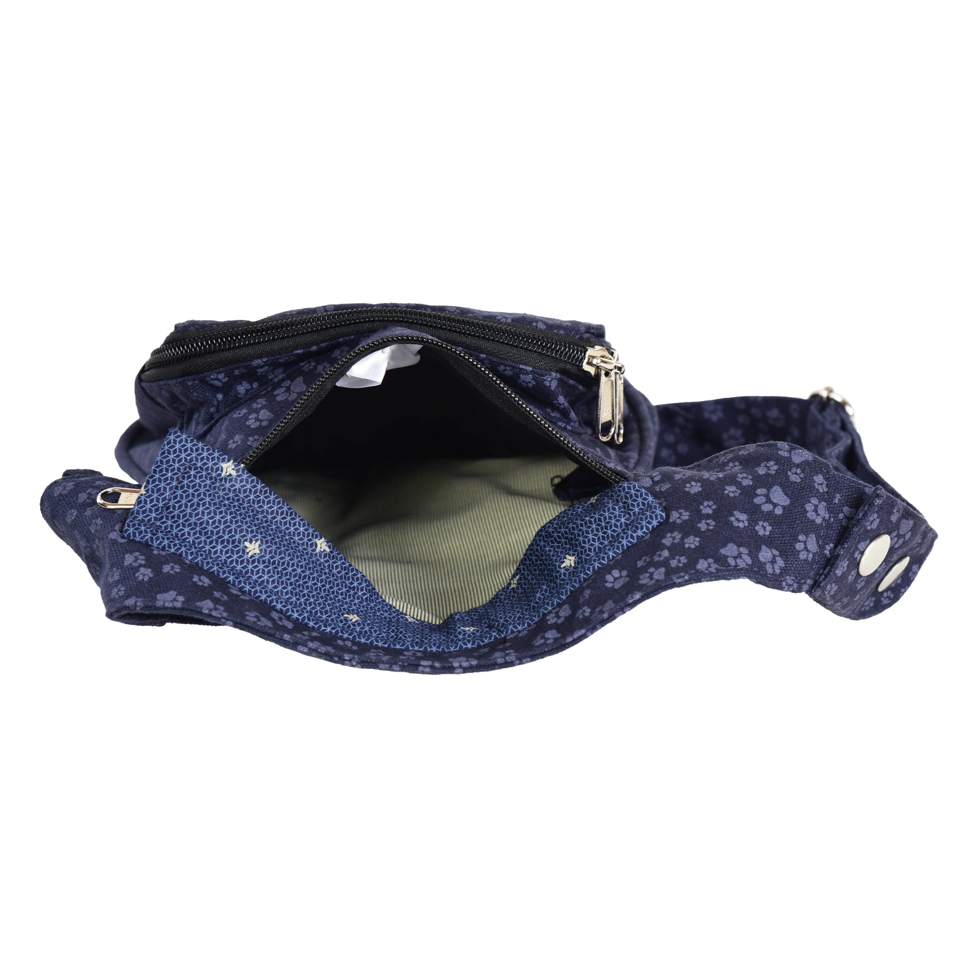 Nijens Gassi-Tasche in Dunkelblau mit kleinen Pfotenabdrücken - Innenansicht der Gassi-Tasche – viel Platz für Handy, Leckerlis und Zubehör