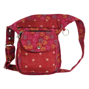 Vorderansicht der Nijens Gassi-Tasche in Rot mit buntem Pfotenmuster