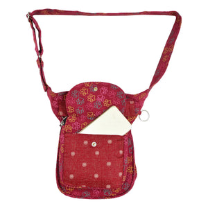 Vorderansicht der Nijens Gassi-Tasche in Rot mit buntem Pfotenmuster, Handyfach