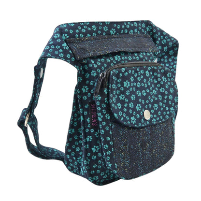 Nijens Gassitasche Hannover aus Canvas-Baumwolle in Teal mit Pfoten-Muster, Seitenansicht mit Druckknopfklappe, Reißverschlussfach und verstellbarem Gurt.