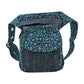 Nijens Gassitasche Hannover aus Canvas-Baumwolle in Teal mit Pfoten-Muster, Frontansicht mit Druckknopfklappe, Reißverschlussfach und verstellbarem Gurt.
