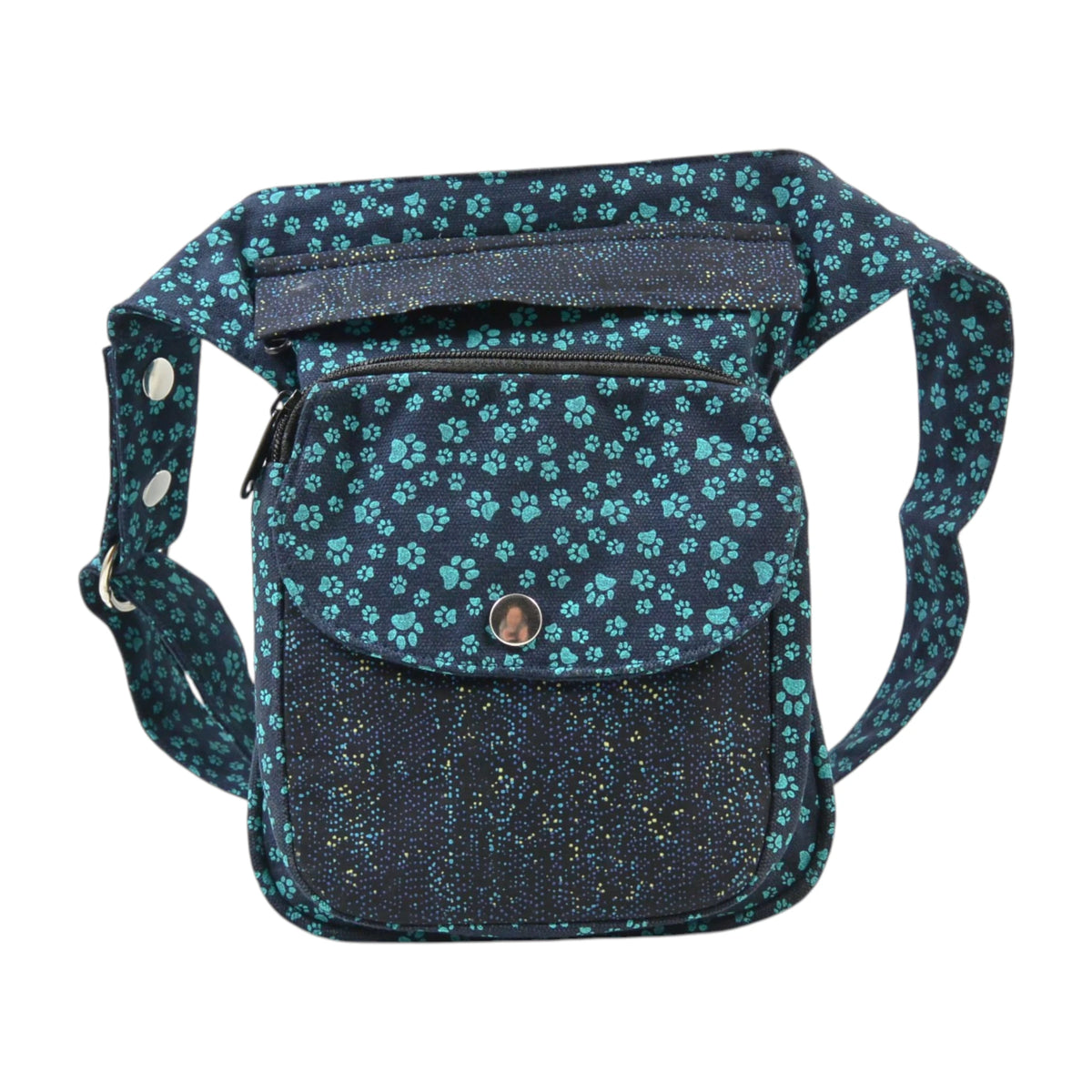 Nijens Gassitasche Hannover aus Canvas-Baumwolle in Teal mit Pfoten-Muster, Frontansicht mit Druckknopfklappe, Reißverschlussfach und verstellbarem Gurt.