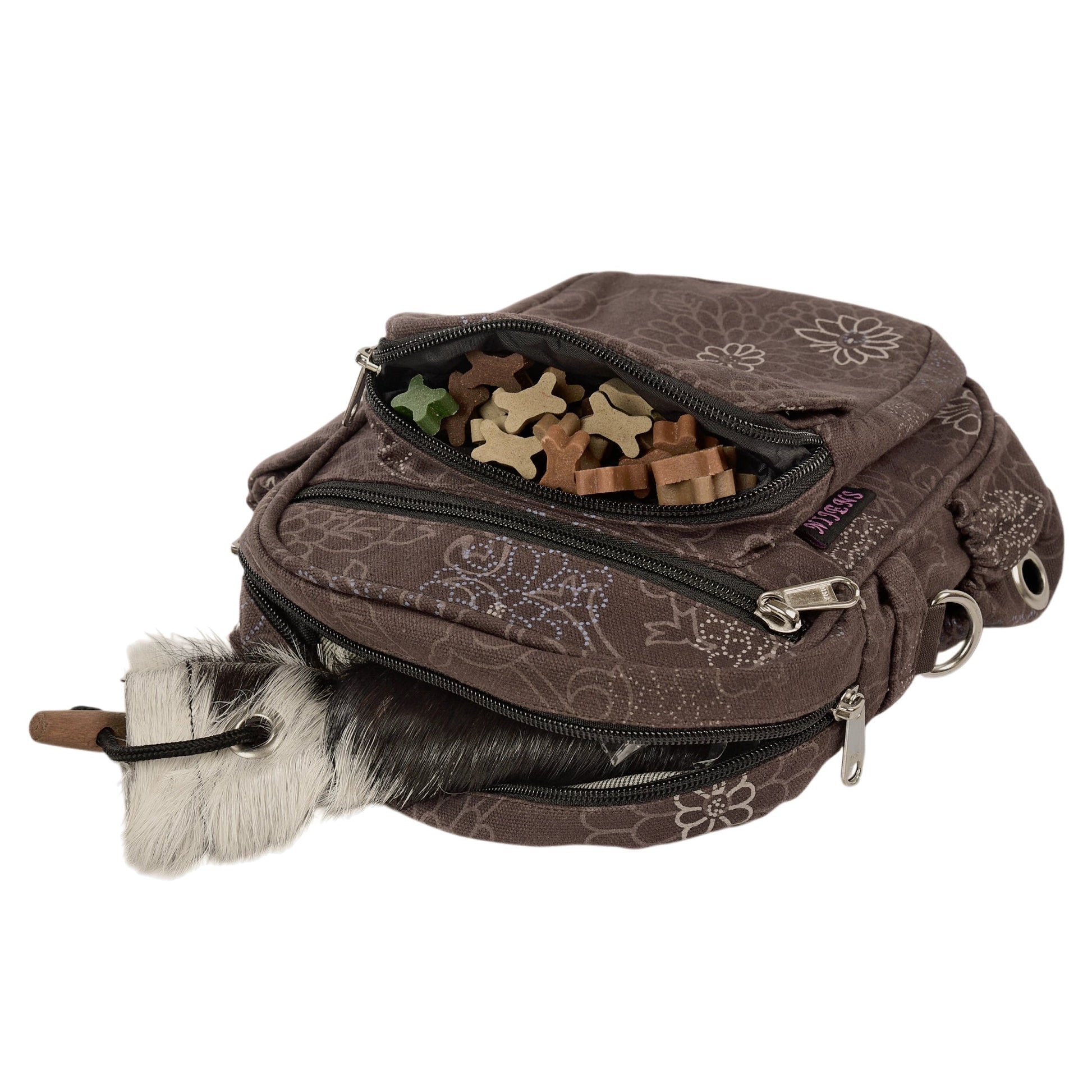 Geöffnete Gassi-Tasche mit Hundeleckerlis und Wurf-Dummy im Fach