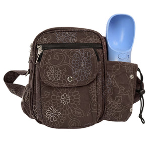 Braune Hundetasche mit Flaschenhalter und blauem Wassernapf – ideal für unterwegs