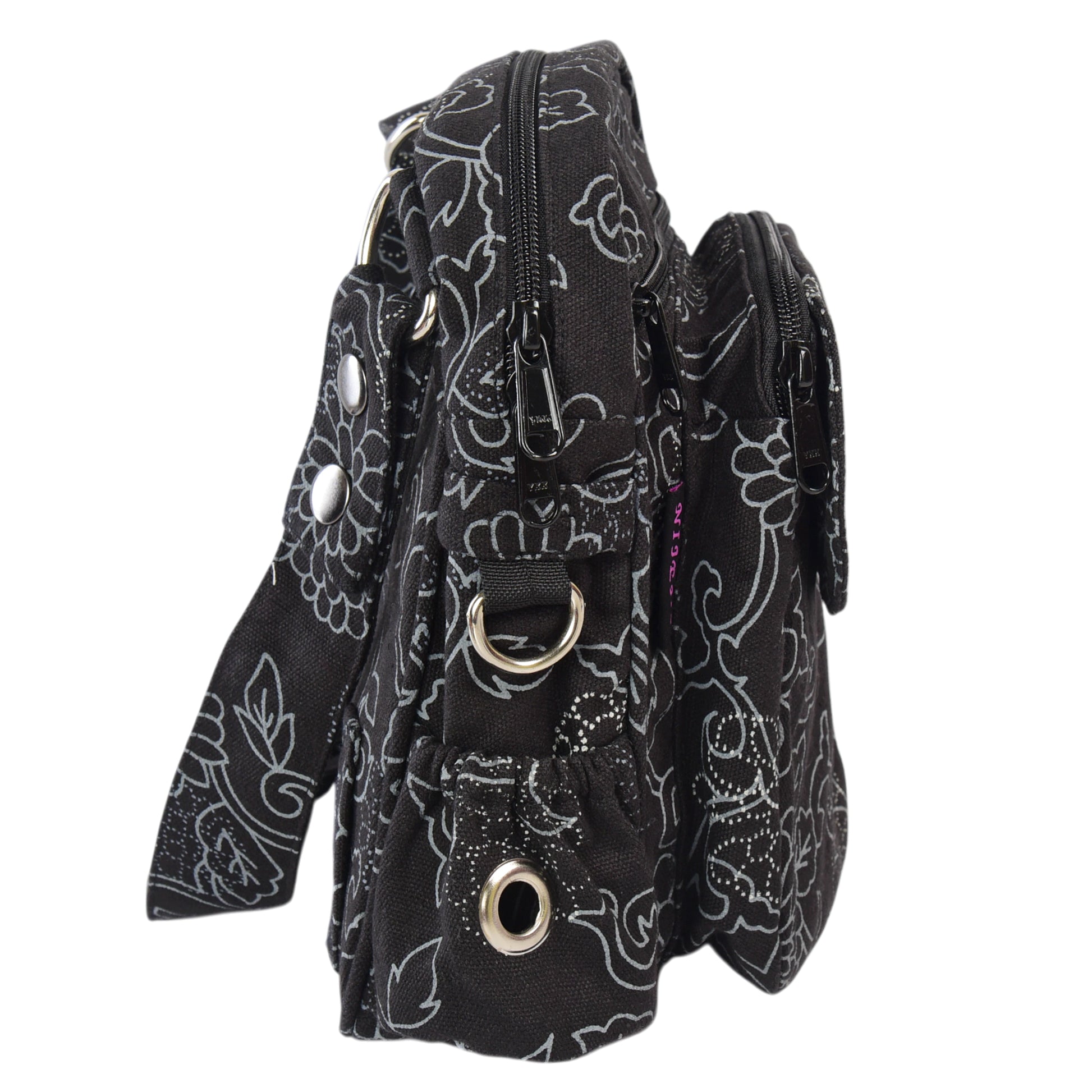 Seitenansicht der Tasche mit silbernen Ringen, Reißverschlüssen und Blumenmuster.
