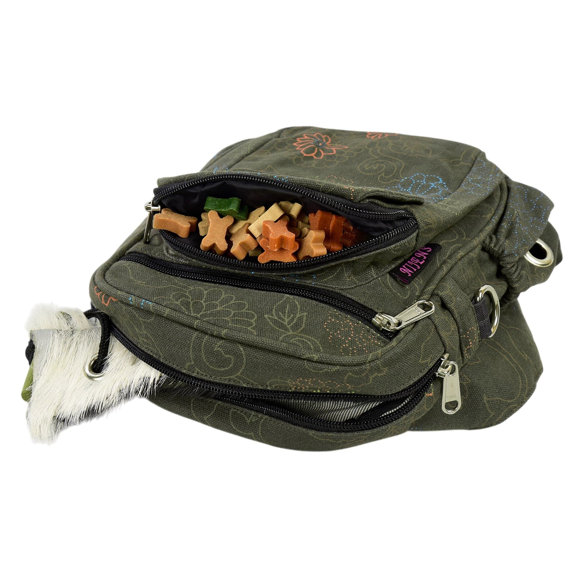 Gassitasche geöffnet mit Hundeleckerlis und Trainings-Dummy im Hauptfach – ideal für Hundetraining. Nijens Shop