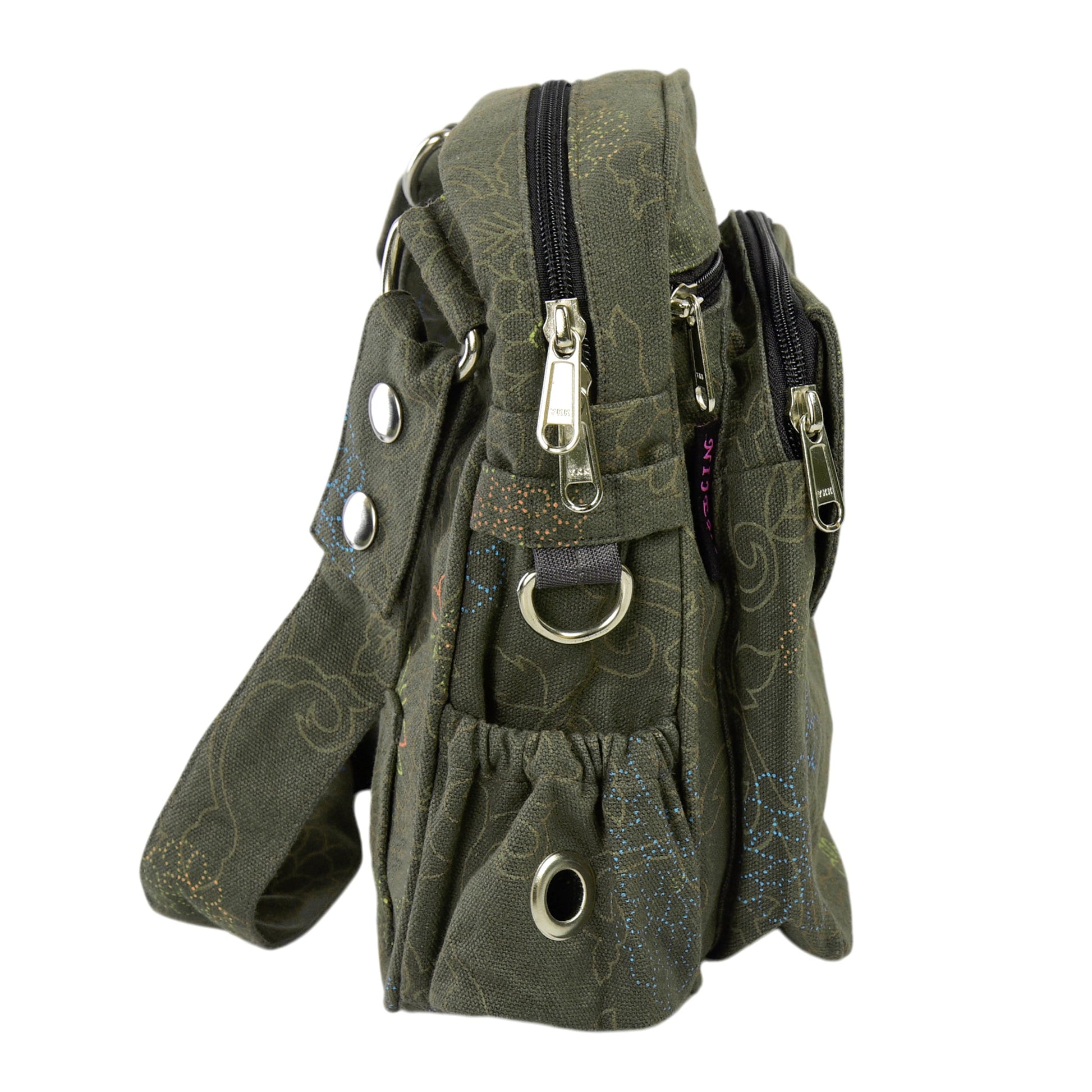 Seitenansicht der Tasche mit silbernen Ringen, Reißverschlüssen und Blumenmuster in Olivgrün – funktional und dekorativ.