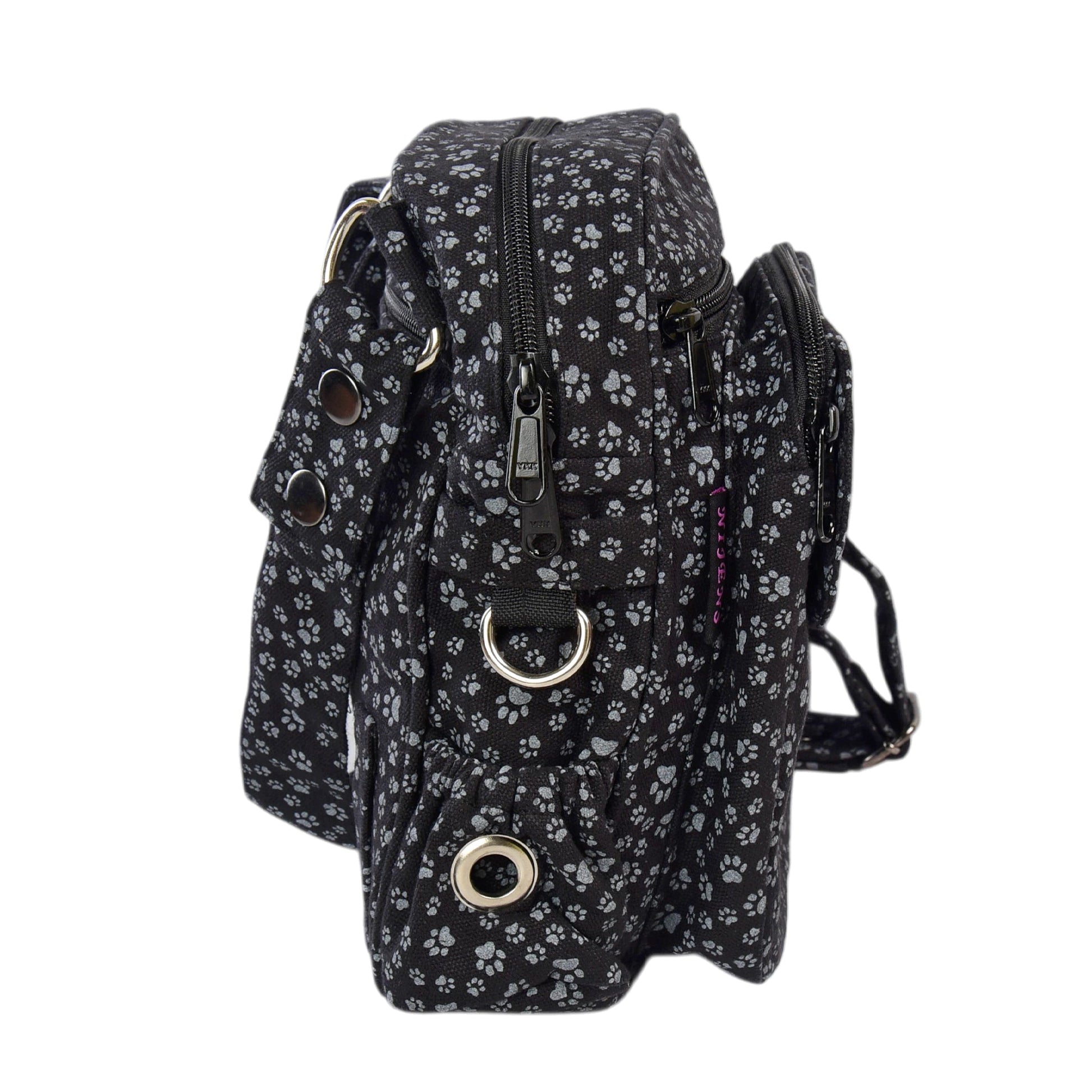 Seitenansicht der Tasche mit mehreren Metallringen und Reißverschlüssen – robuste und vielseitige Verarbeitung.