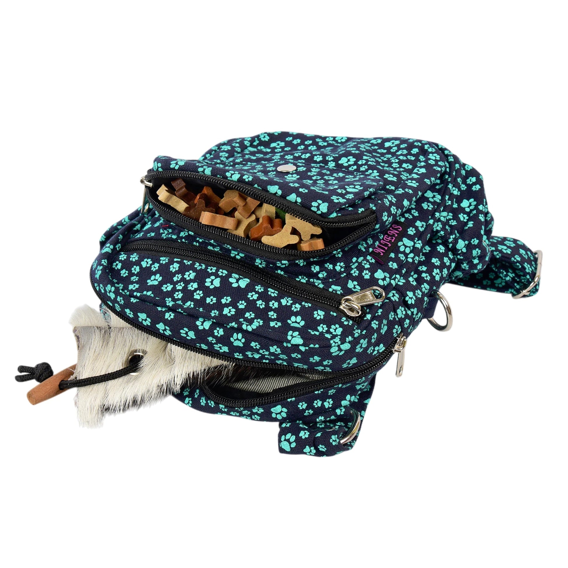 Gassi-Tasche mit Leckerli- und Wurf-Dummy – ideal organisiert.