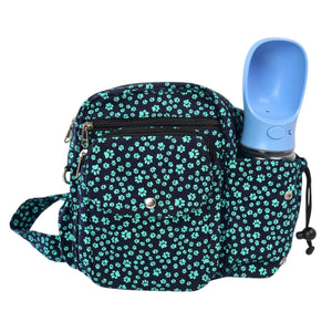 Vorderseite der Gassi-Tasche aus Canvas mit mintfarbenem Pfotenmuster. Hundetasche mit Flaschenhalter und blauem Wassernapf – ideal für unterwegs