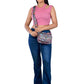 Model präsentiert wasserdichte Gassi-Tasche mit Mandala-Design in bunten Farben. Tragevariante „Crossbodybag“. 