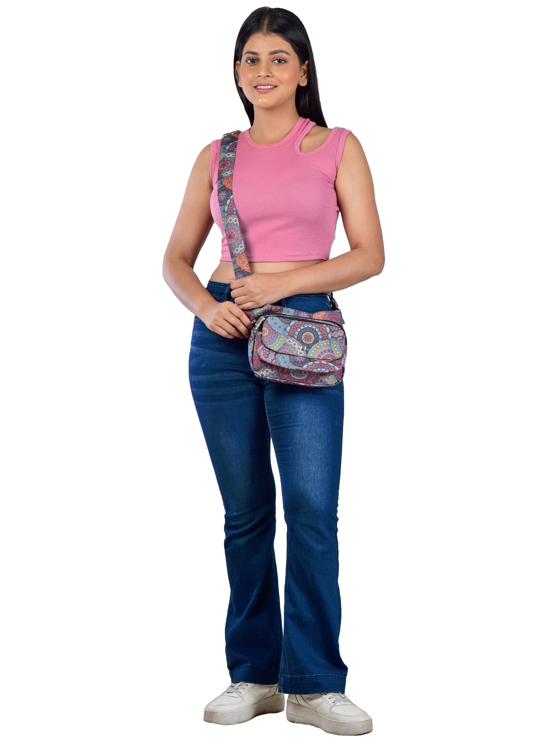 Model präsentiert wasserdichte Gassi-Tasche mit Mandala-Design in bunten Farben. Tragevariante „Crossbodybag“. 