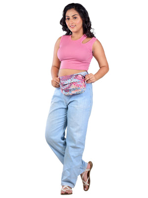 Frau trägt Nijens Mandala Hüfttasche aus Polyester vorne an der Taille, kombiniert mit rosa Top und Jeans.