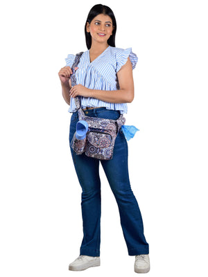 Bunte Ethno-Gassitasche mit Mandala-Muster Lavendel-Blau, getragen von einer Frau – ideal für stilvolle Hundespaziergänge. Nijens Shop