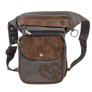 Nijens Gassitasche aus Canvas-Baumwolle in Grau mit brauner Rexine-Klappe und Pfoten-Herz-Applikation, Frontansicht mit Reißverschlussfächern und D-Ring.