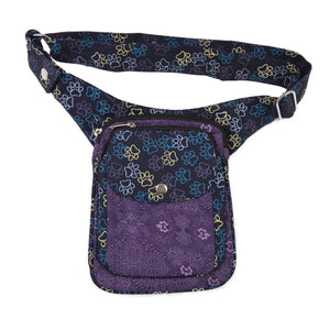 Vorderansicht der Nijens Gassi-Tasche in Lila mit buntem Pfoten- und Paisleymuster