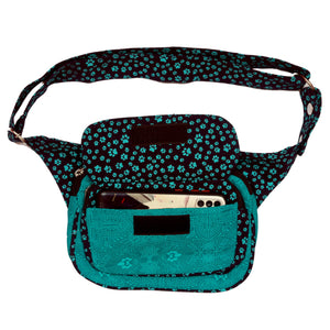 Geöffnete Bauchtasche Frankfurt mit Smartphone im Frontfach, ideal für Hundespaziergänge.