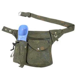 Nijens Gassi-Tasche in Olivgrün mit eingesetzter blauer Hundetrinkflasche im Flaschenhalter