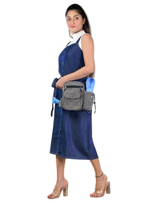 Hüfttasche mit Pfoten-Print für Gassirunden, mit integriertem Flaschenhalter und Kotbeutelspender, im Studio fotografiert.