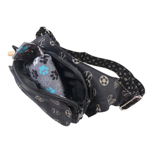 Hundetasche MAINZ aus schwarzem Stoff mit Ball-Print, geöffnete Innenansicht mit Leckerli-Fach und Wurf-Dummy