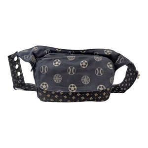 Kleine horizontale Gassi-Tasche MAINZ aus Baumwolle mit Sportball-Muster, Frontansicht