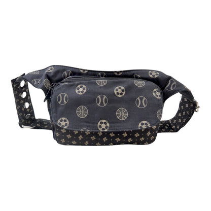 Kleine horizontale Gassi-Tasche MAINZ aus Baumwolle mit Sportball-Muster, Frontansicht