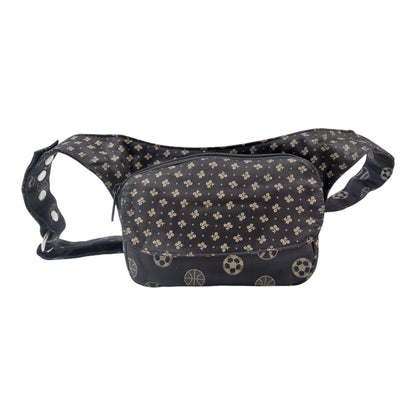 Kleine horizontale Gassi-Tasche MAINZ aus Baumwolle mit Sportball- und Blumen-Muster, Frontansicht